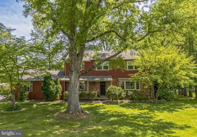 view of front of home featuring a front lawn and brick siding