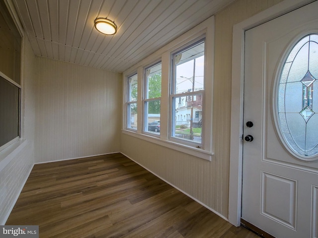1008 Mcclenahan Ter, Marcus Hook, PA 19061 - foyer entrance with wood finished floors