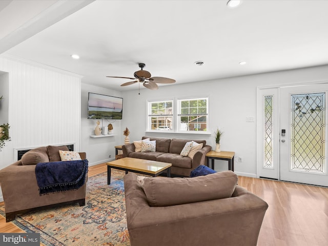 living area featuring wood finished floors, a ceiling fan, recessed lighting, and baseboards