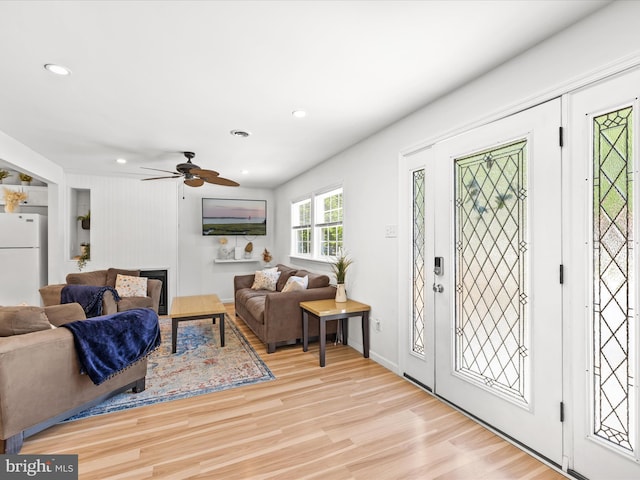 foyer entrance featuring light wood-style floors, recessed lighting, and ceiling fan