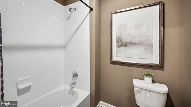 full bath featuring shower / bath combo with shower curtain, toilet, and baseboards