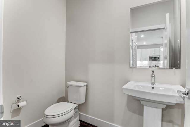 1761 Old Meadow Rd Unit 209, Mclean, VA 22102 - bathroom featuring toilet and baseboards