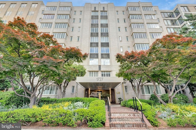 view of apartment building / complex