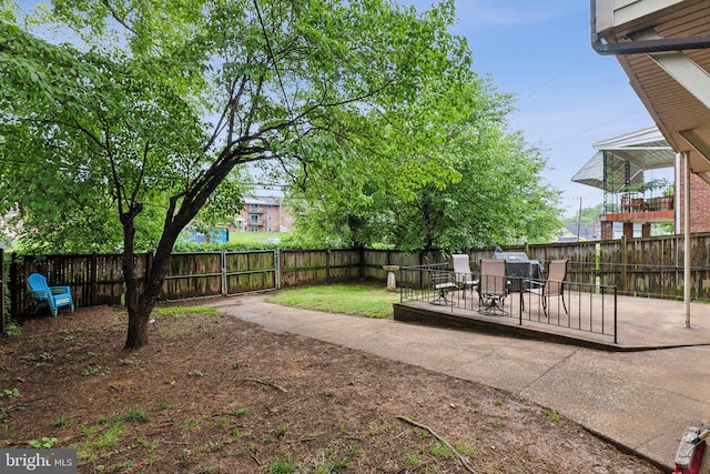 5207 Eugene Ave, Baltimore, MD 21206 - fenced backyard with a patio and outdoor dining area