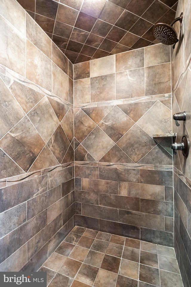 bathroom featuring tiled shower