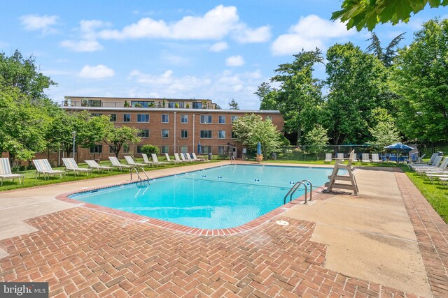 3000 Spout Run Pkwy Unit B606, Arlington, VA 22201 - community pool with a patio area