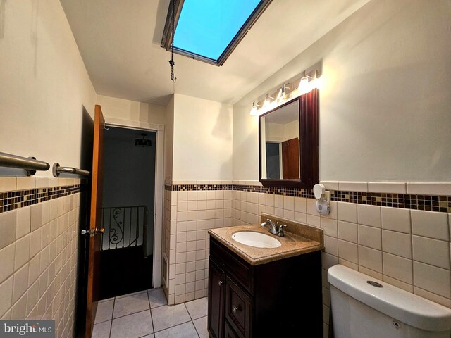 1506 N 13th St, Philadelphia, PA 19122 - bathroom with tile walls, wainscoting, tile patterned flooring, vanity, and toilet