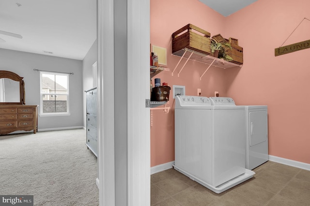 washroom with washing machine and clothes dryer, baseboards, and a ceiling fan