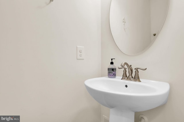 bathroom featuring a sink