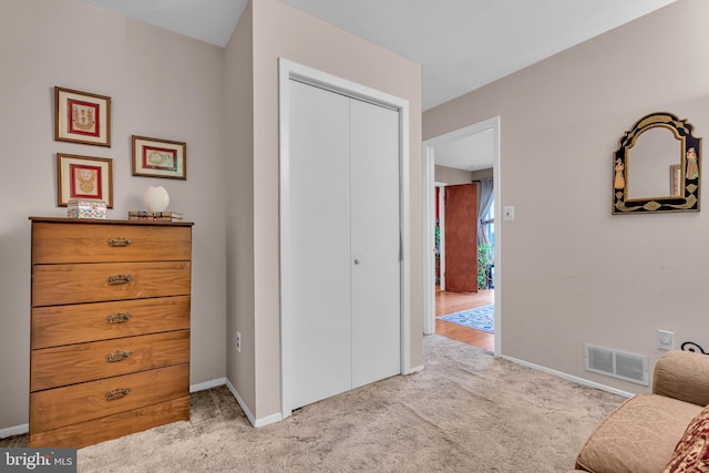 living area featuring carpet and baseboards
