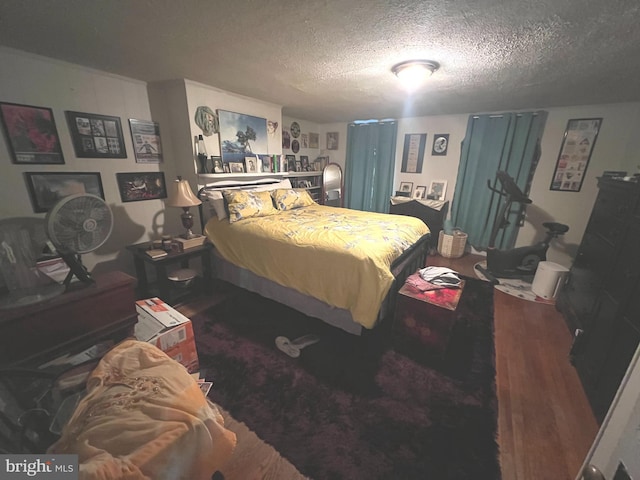 619 S Cameron St, Winchester, VA 22601 - bedroom featuring a textured ceiling and wood finished floors