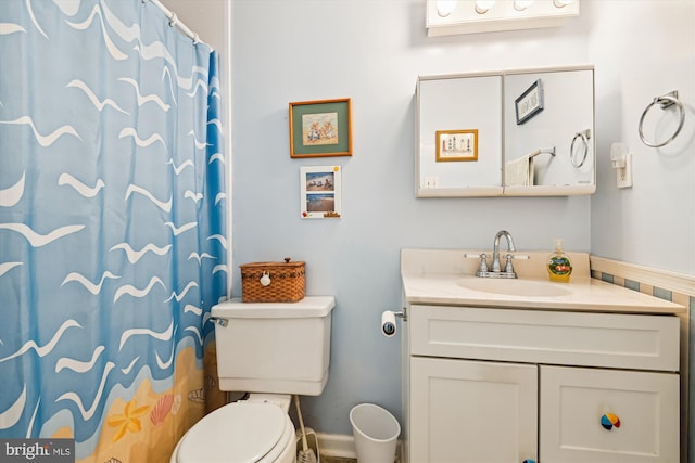 full bath with toilet, vanity, and a shower with curtain