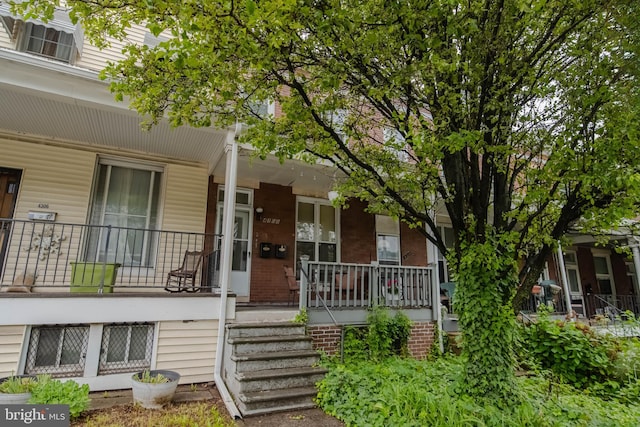 view of front of property featuring covered porch