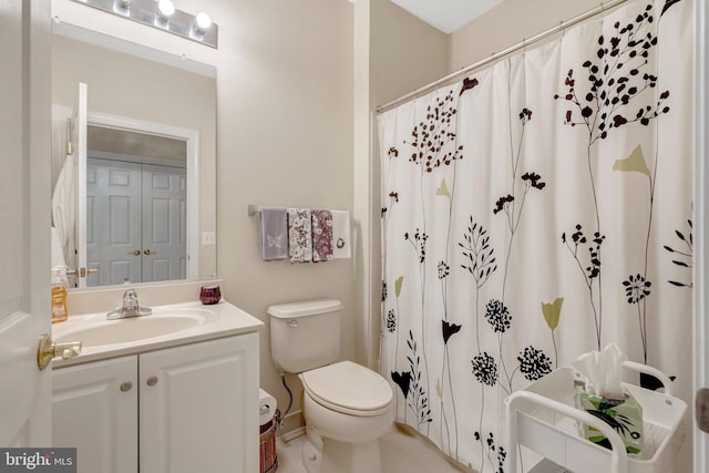 full bath featuring toilet, vanity, and a shower with shower curtain