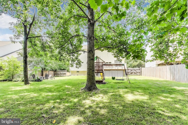 2307 Springdale Ln, Waldorf, MD 20603 - fenced backyard with a wooden deck