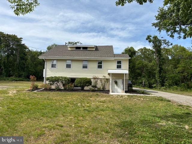 view of front of property with a front yard