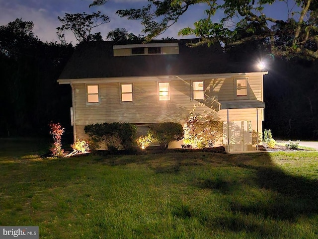 view of front of property featuring a yard