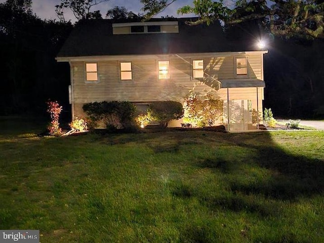 view of front facade featuring a front lawn