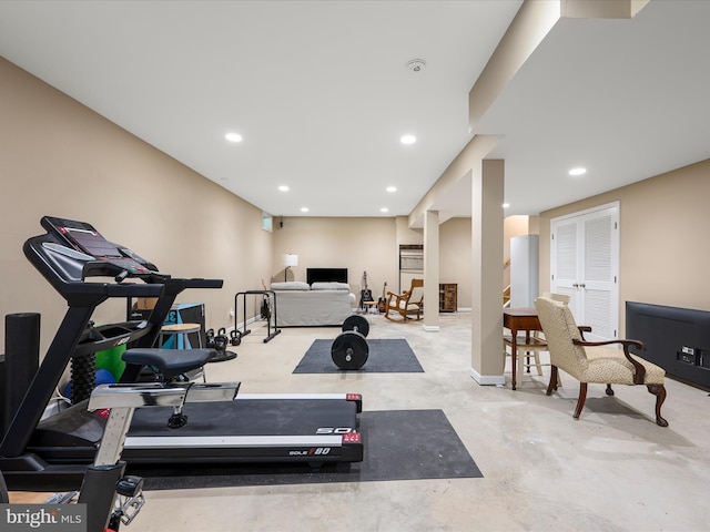 workout room featuring recessed lighting