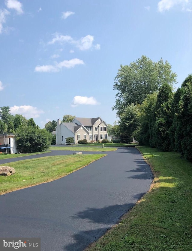 view of front of property featuring a front yard