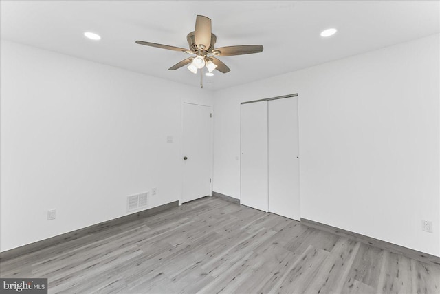 unfurnished bedroom featuring light wood-style floors, recessed lighting, a closet, and a ceiling fan