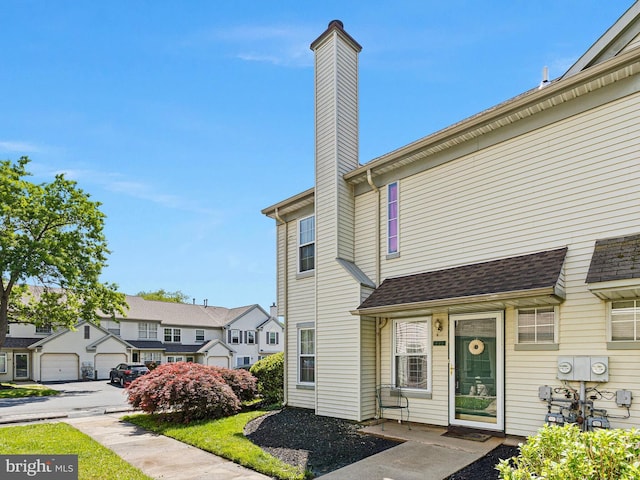 411 Stonebridge Blvd, New Castle, DE 19720 - townhome / multi-family property featuring a chimney and a residential view