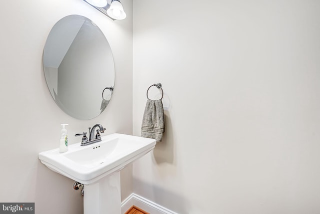38452 Millstone, Purcellville, VA 20132 - bathroom with baseboards and a sink