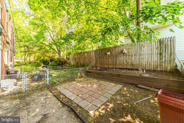 415 Arlington Ave, Upper Darby, PA 19082 - fenced yard with a gate and a patio area