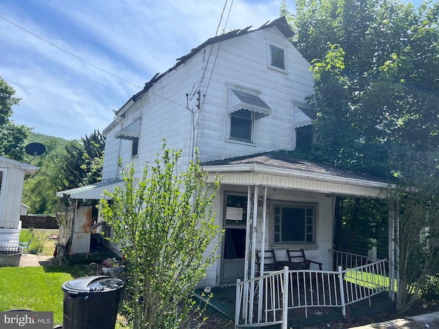 shotgun-style home featuring a porch