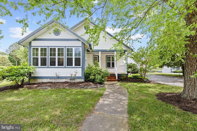view of front of home featuring a porch and a front lawn