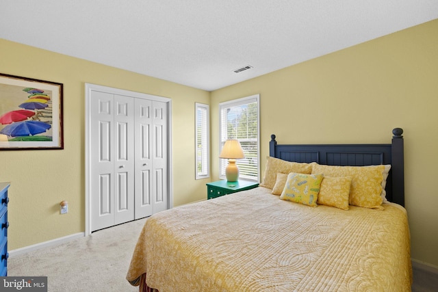 bedroom featuring baseboards, carpet floors, and a closet