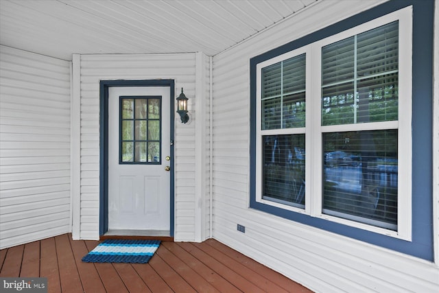 doorway to property with covered porch