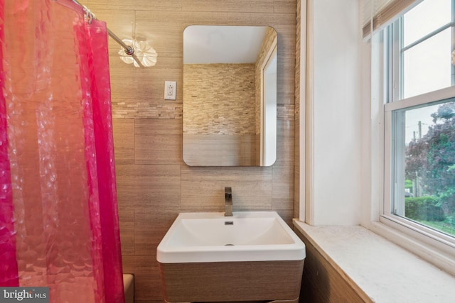 2424 Golf Rd, Philadelphia, PA 19131 - full bath featuring vanity and tile walls