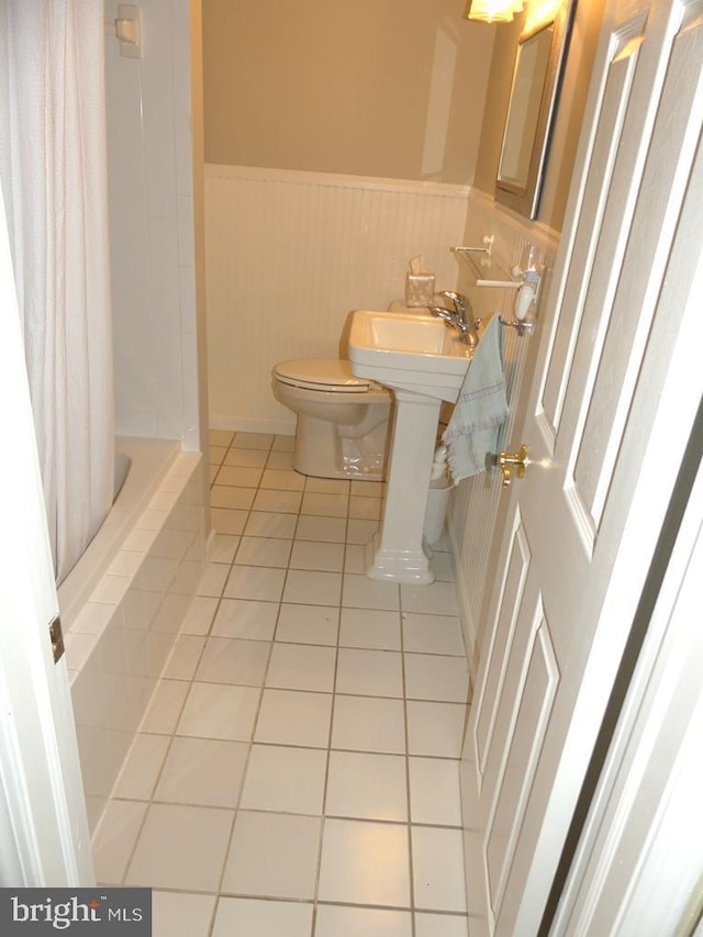 5 Bamborough Ct, Baltimore, MD 21236 - full bath featuring tile patterned flooring, toilet, a wainscoted wall, a sink, and tiled shower / bath combo