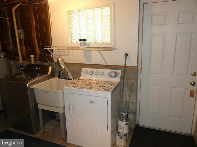 5 Bamborough Ct, Baltimore, MD 21236 - laundry room with washing machine and clothes dryer