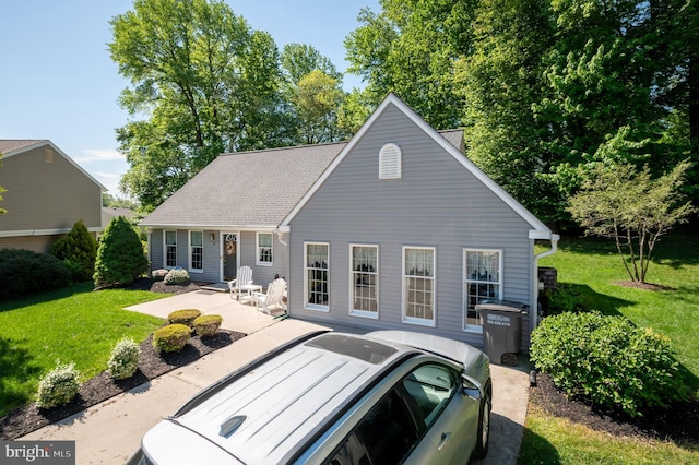 view of front facade featuring a patio and a front yard