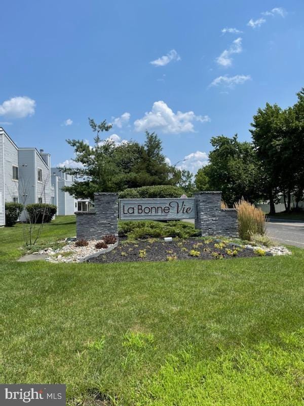 community sign with a lawn
