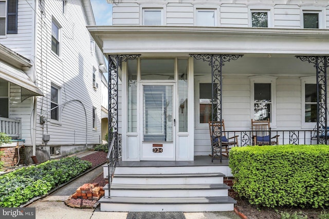 property entrance featuring a porch