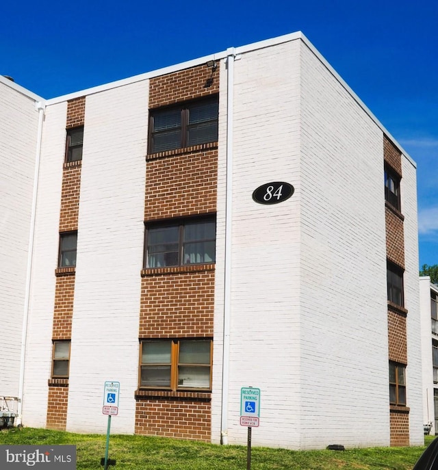 view of apartment building / complex