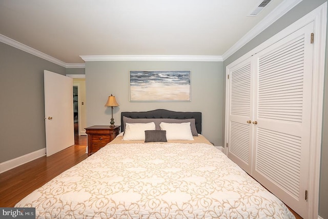 517 Righters Mill Rd, Penn Valley, PA 19072 - bedroom with dark wood-type flooring, crown molding, a closet, and baseboards