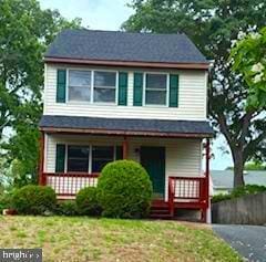 view of front of home featuring a porch and a front yard