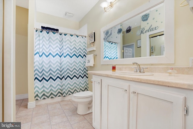 13450 Millstone Cir, Hancock, MD 21750 - bathroom with toilet, vanity, baseboards, and a shower with curtain