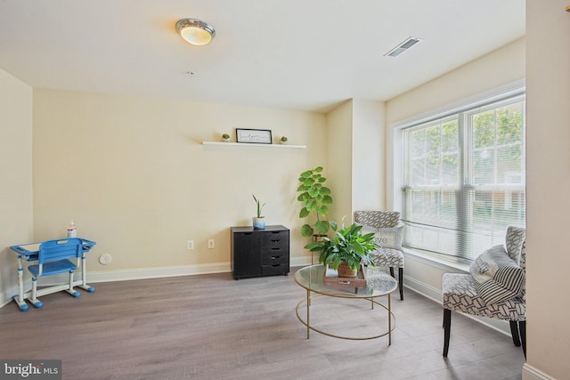 806 Ryan St, Baltimore, MD 21230 - sitting room with wood finished floors and baseboards