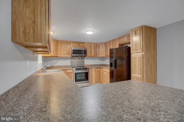 7 Cross Trl, Fairfield, PA 17320 - kitchen with stainless steel appliances, a sink, and light brown cabinetry