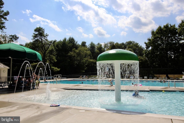 5941 Powells Landing Rd, Burke, VA 22015 - community pool with fence