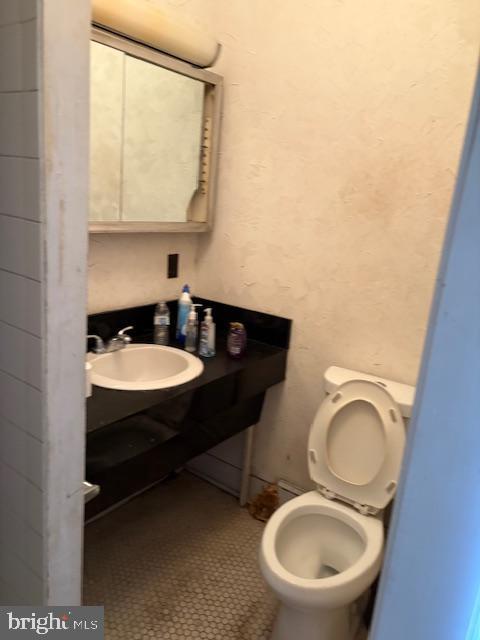 bathroom featuring a sink and toilet