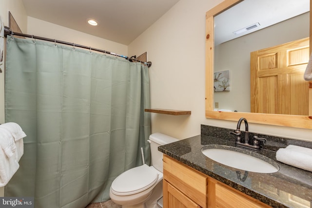 full bath with toilet, vanity, recessed lighting, and a shower with shower curtain