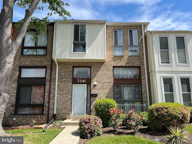 townhome / multi-family property featuring brick siding