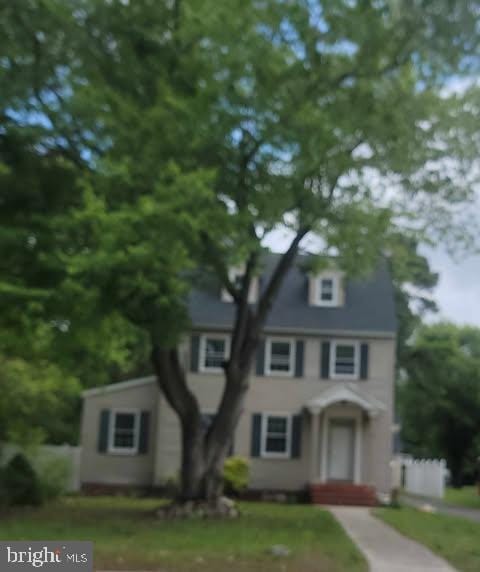 view of front of house featuring a front yard