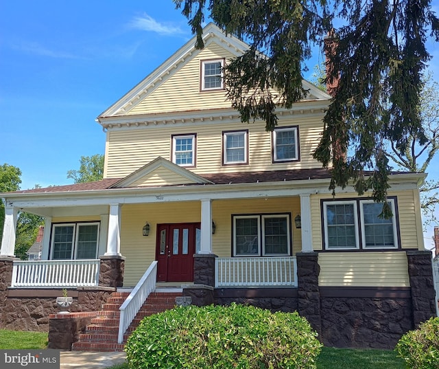 view of front of property featuring a porch